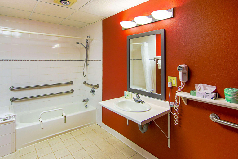 Bathroom 4, Quality Inn Plainfield I-395, Windham