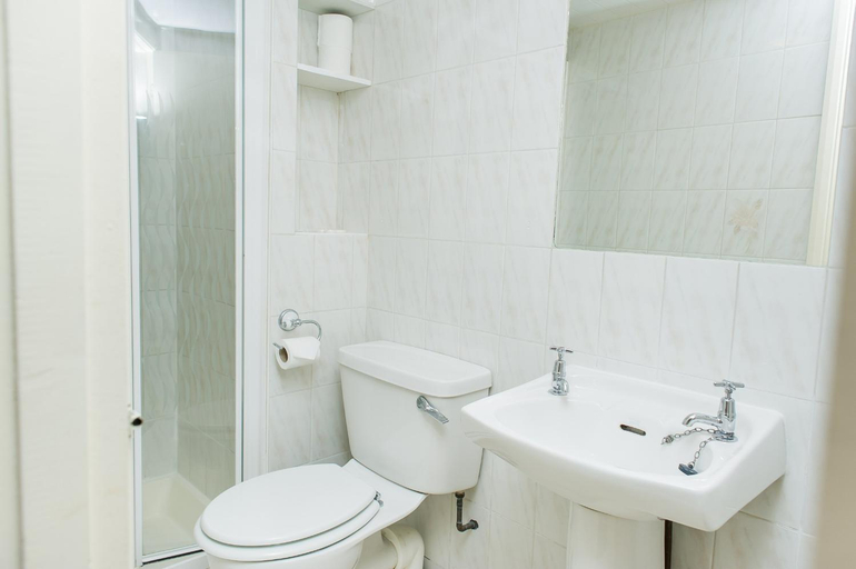 Bathroom 3, Avonmore Hotel, London