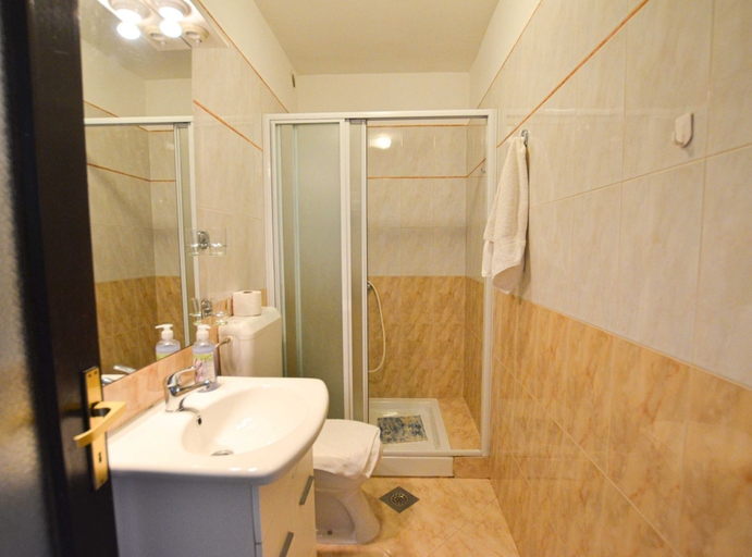 Bathroom 3, Classic and Elegant Rovinj Apartments With Balcony, Rovinj