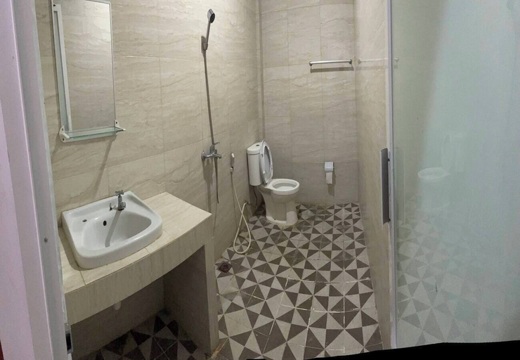Bathroom 3, 99 Guest House, Sleman