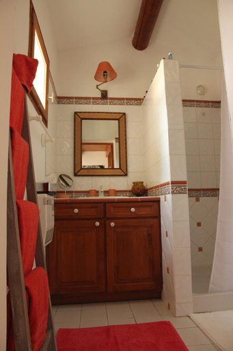 Bathroom 3, ENTRE AVIGNON et PONT DU GARD, Gard