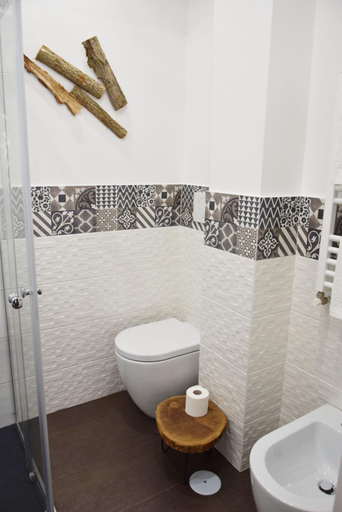 Bathroom 2, Damiva, Rome