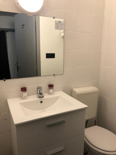 Bathroom 2, Hotel Le Pescadou, Pyrénées-Orientales