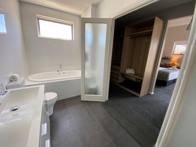 Bathroom 4, 30 Arundel Accommodation, Fremantle