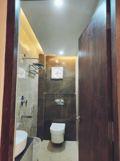 Bathroom 5, Hotel Shivalayam, Varanasi