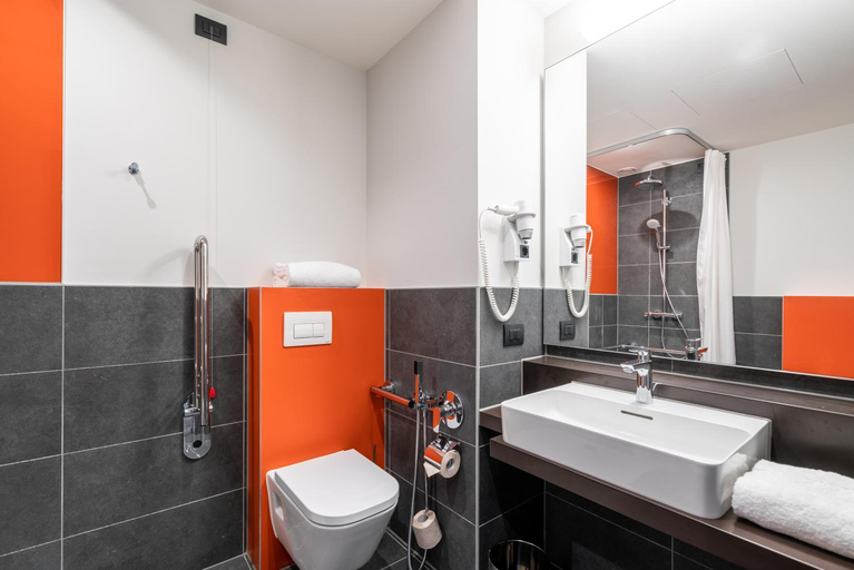 Bathroom 5, CAMPANILE DUISBURG CITY, Duisburg