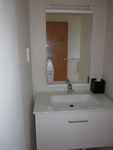 Bathroom 3, Kiwi Court Motel, South Taranaki