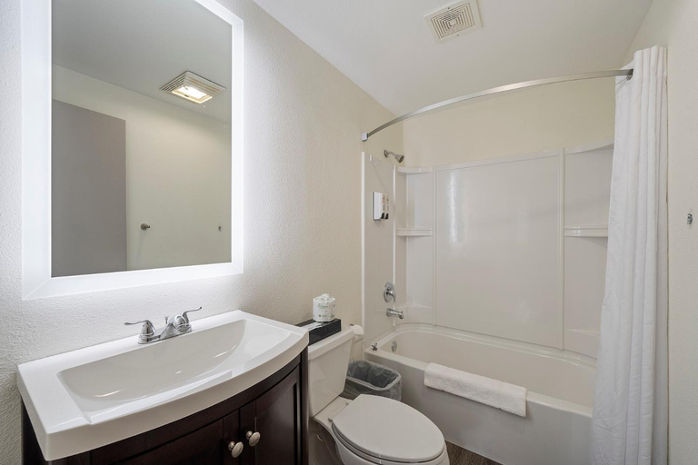 Bathroom 3, Oceanview Inn At The Arch, Pacific