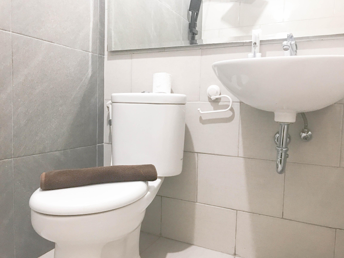 Bathroom 5, Modern and Comfortable Studio at Benson Supermall Mansion Apartment By Travelio, Surabaya