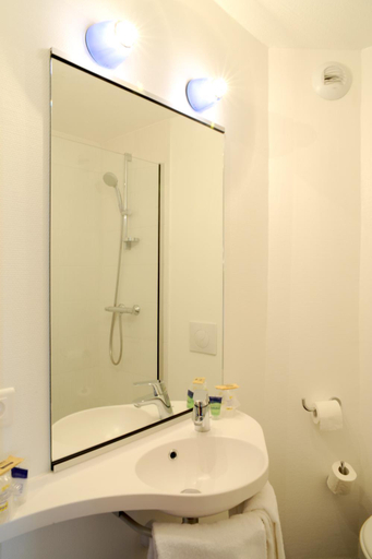 Bathroom 3, Kyriad Direct La Rochelle Aytré, Charente-Maritime
