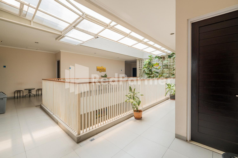 Exterior & Views 5, Palm Eight Mitra RedDoorz, South Jakarta