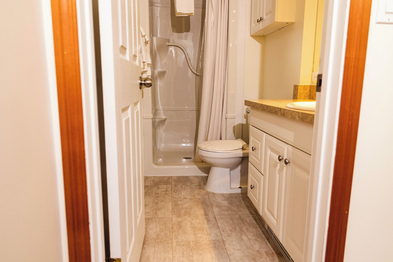 Bathroom 2, Kings Den resort, Columbia-Shuswap