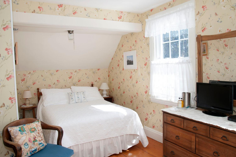 Bedroom 2, Candlebay Inn, Cumberland