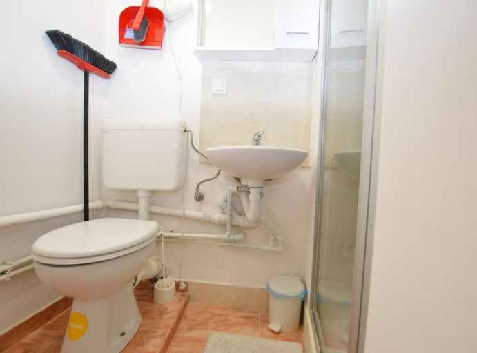 Bathroom 2, Comfortable and Compact Lodge, Rovinj