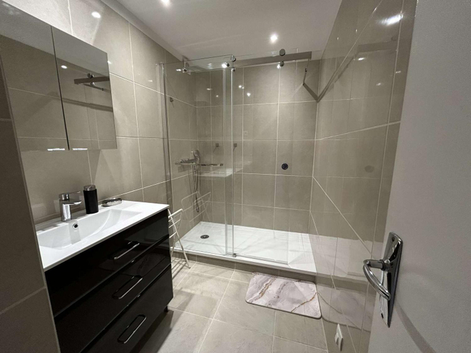 Bathroom 3, Appartement familial proche plage avec parking, climatisation et balcons - 6 couchages, Gard