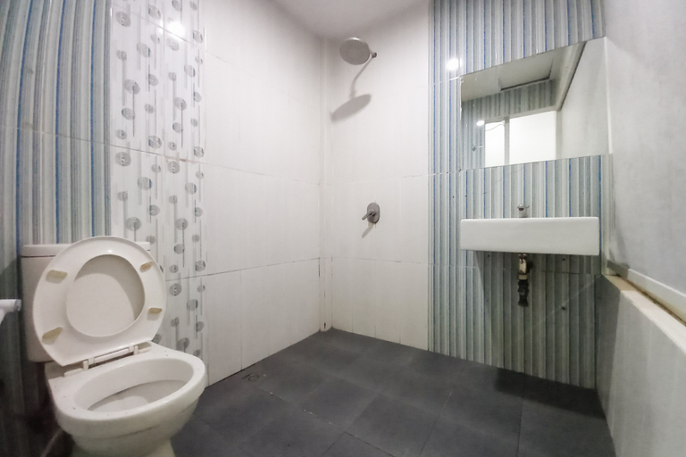 Bathroom 2, RedDoorz Premium @ Hotel T-ONE Jambi, Jambi