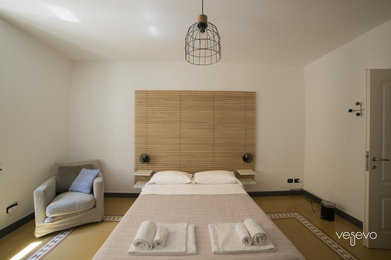 Others 2, Vesevo Rooms, Napoli