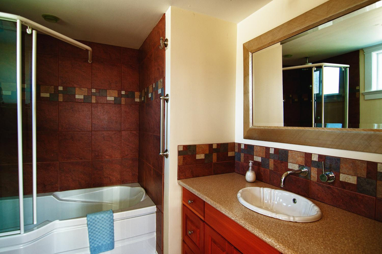 Bathroom 3, Birds of a Feather Victoria Oceanfront Studio Suites, Capital