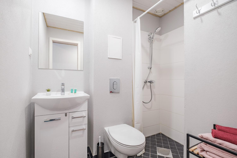 Bathroom 3, Filosoofi 1 Studio Apartments, Tartu