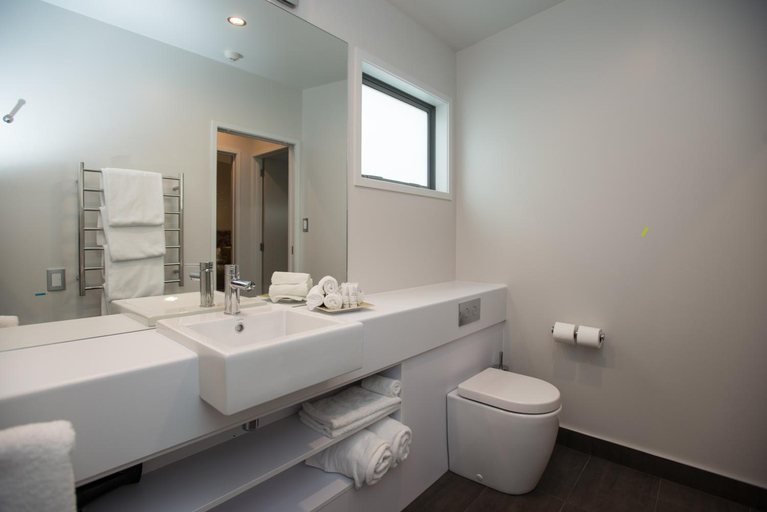 Bathroom, Pedlars Motel, Hauraki