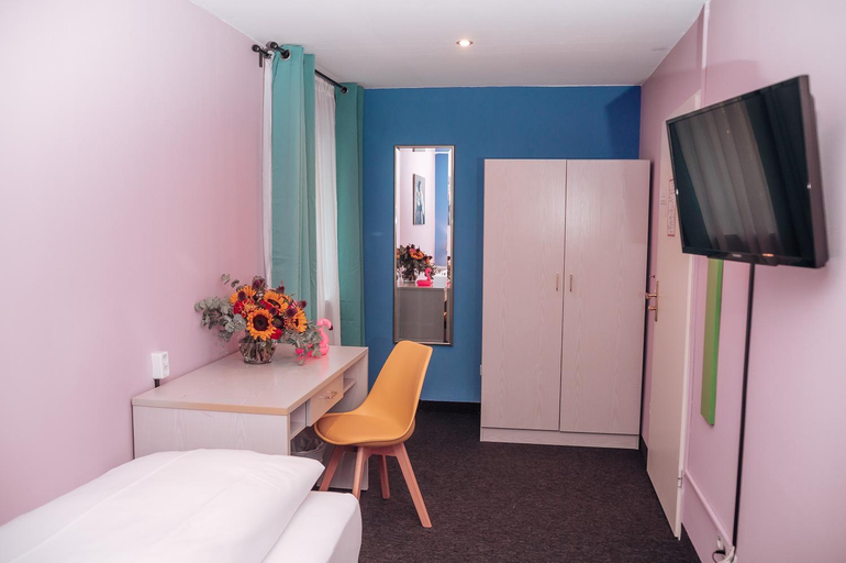 Bedroom 4, SmartHotel Flamingo self-check-in, Gießen