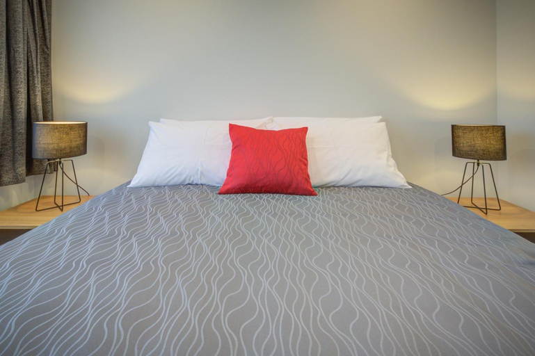 Others 3, Dusky Motels, Southland