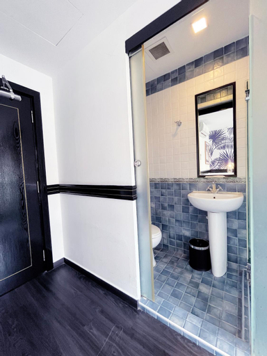 Bathroom 13