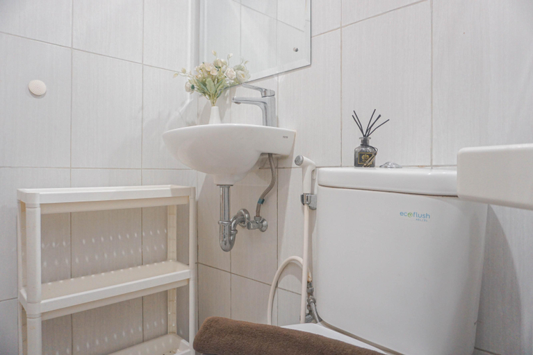 Bathroom, Cozy and Homey Studio at Monroe Tower Apartment By Travelio, Cikarang