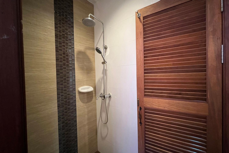 Bathroom 12