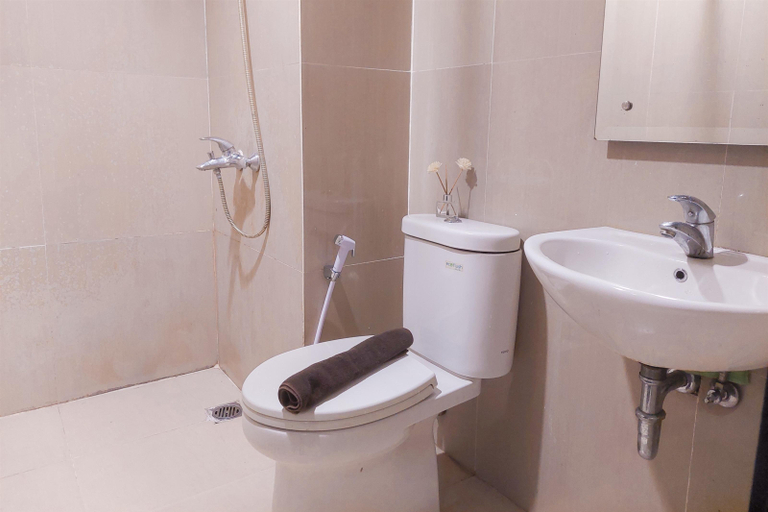 Bathroom 5, Spacious and Homey Studio Room Paramount Skyline Apartment By Travelio, Tangerang