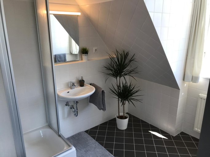 Bathroom 3, Ferienwohnungen und Apartmenthaus Halle Saale - Villa Mathilda, Halle (Saale)