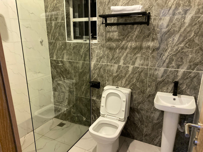 Bathroom 3, Tomking Legacy Hotel, Obio/Akp