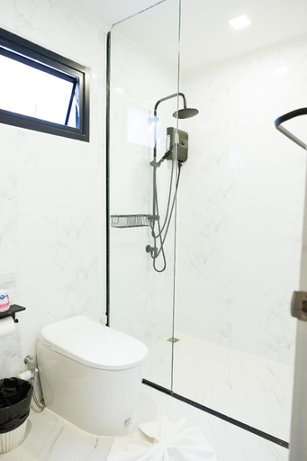 Bathroom 3, IP Plus Beach Resort, Pattaya