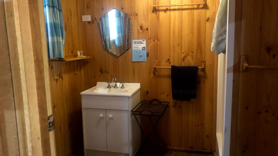 Bathroom 1, Tarra Valley Retreat, Wellington - Alberton