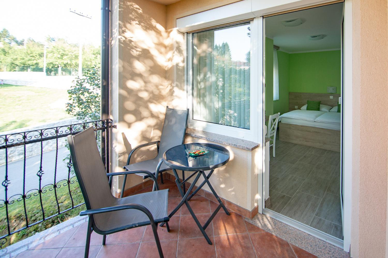 Others 5, Rooms Sajina, Ilirska Bistrica