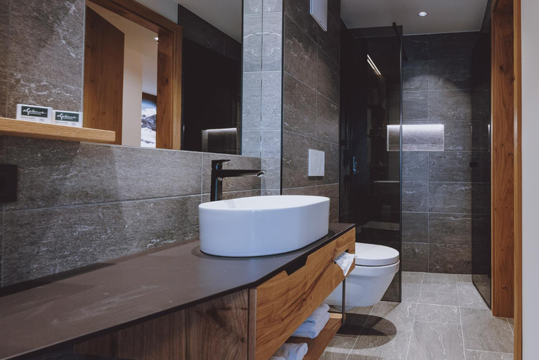 Bathroom 4, ZAGLGUT Premium Hotel & Chalets, Zell am See-Kaprun - Wellness & Infinity Pool, Air Conditioning, Pa, Zell am See