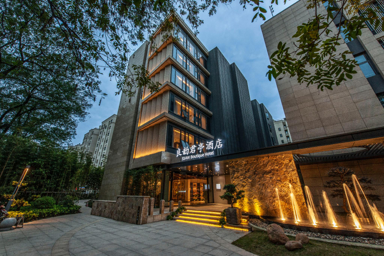 Exterior & Views