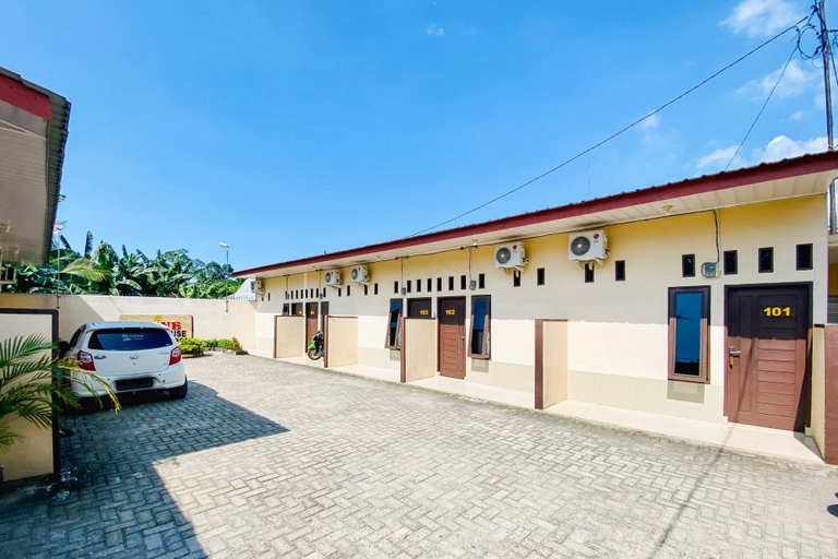 Exterior & Views 2, RedDoorz @ Shine Guest House Tebing Tinggi, Tebing Tinggi