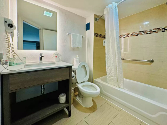 Bathroom 4, City Express by Marriott I-10 West Energy Corridor, Houston