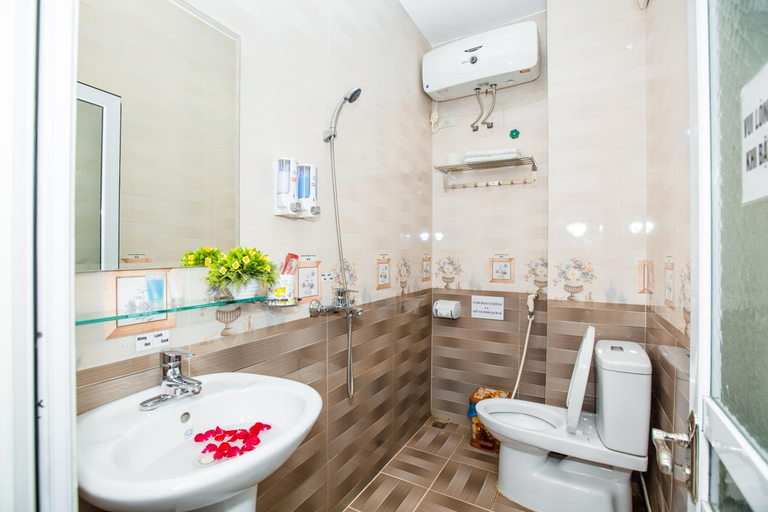 Bathroom 4, Dang Quang Guesthouse, Hạ Long