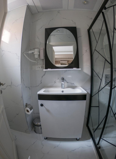 Bathroom 5, Crowned Hotel, Fatih