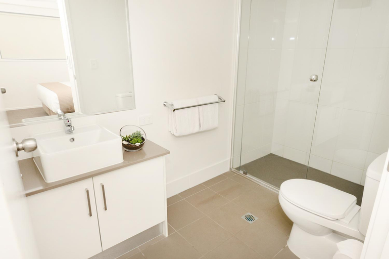 Bathroom 4, Oaks Moranbah Suites, Belyando