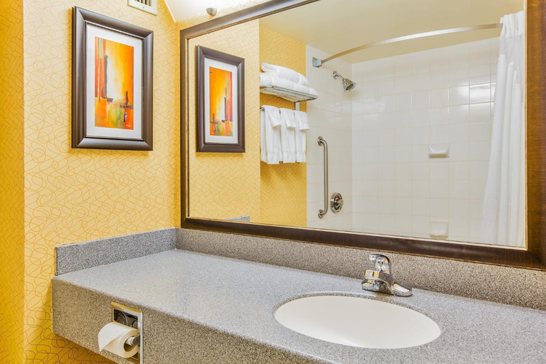 Bathroom 4, Holiday Inn Sydney - Waterfront, Cape Breton