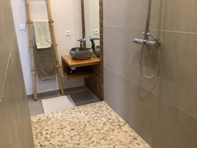 Bathroom 4, Suite romantique avec jacuzzi prive, piscine et petit dejeuner, Vaucluse