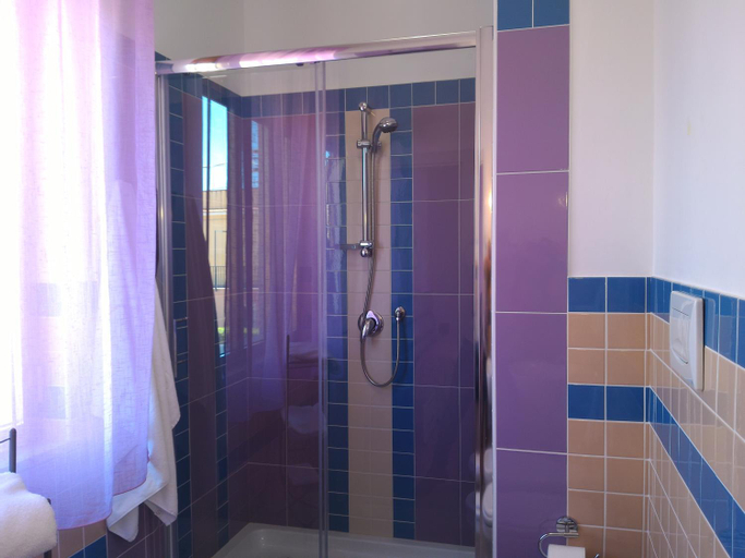 Bathroom 4, Costa Sicula, Syracuse