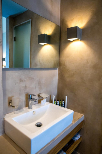Bathroom 1, Blue Green Bay, Thessaly