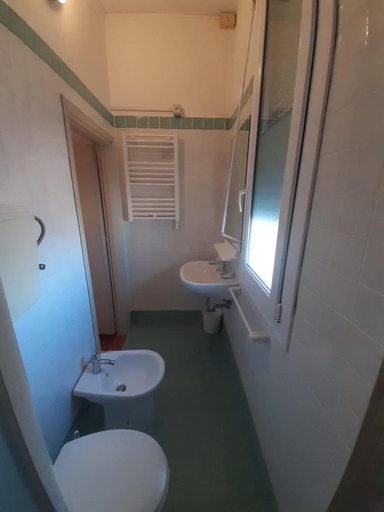 Bathroom 2, Hotel Pacesetter, Rimini