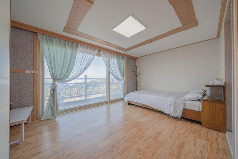 Bedroom 2, Ganghwado Ganghwachonnom Granville Pension, Ganghwa