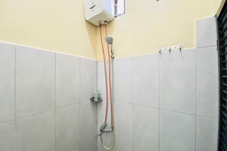Bathroom 5, RedDoorz @ Shine Guest House Tebing Tinggi, Tebing Tinggi