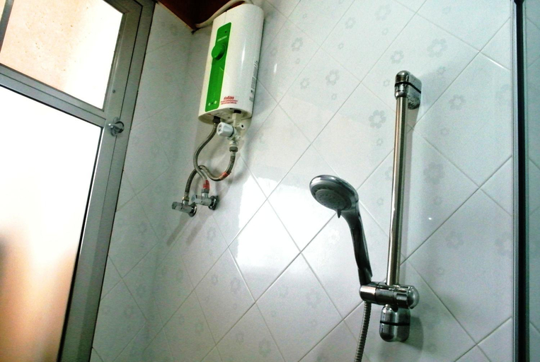 Bathroom 4, Rose Garden Hotel, Phra Nakhon Si Ayutthaya